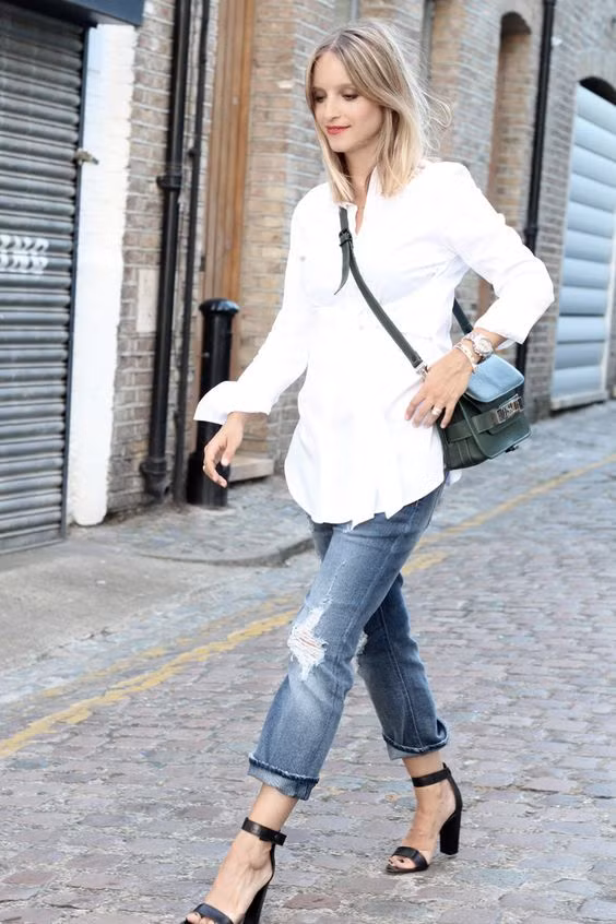 Đưa quần jeans vào phong cách công sở. Công sở không nhất thiết phải là váy kaki và áo sơ mi. Bạn hoàn toàn có thể kết hợp một chiếc áo sơ mi rộng kiểu cổ điển đi cùng chiếc quần jeans lửng cá tính.