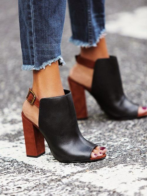 Bắt cặp quần jeans với giày mules. Nếu bạn muốn mặc những bộ trang phục thật thoải mái khi dạo phố, đừng ngần ngại kết hợp quần jeans với đôi giày mules cá tính.