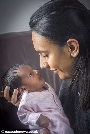 Cả hai mẹ con đều ngạc nhiên khi thấy đầu của em bé chui ra. Bé Zara được sinh ra chỉ vài giây sau đó, nặng gần 2kg hoàn toàn khỏe mạnh, kháu khỉnh.