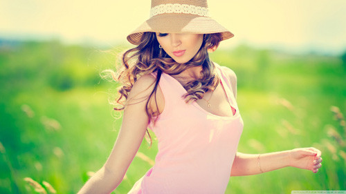 Với kinh nghiệm của mình, họ biết làm thế nào để lựa chọn mỹ phẩm phù hợp nhất, những bộ trang phục thích hợp cho mỗi dịp khác nhau. Tất cả toát lên một dáng vẻ quý phái mà duyên dáng.