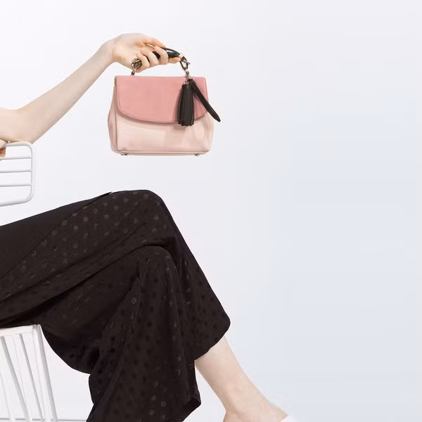 Giày sục hở mũi. Thay vì phải đóng khung trên những đôi giày cao gót mảnh dẻ thì bạn có thể chuyển sang những đôi giày hở mũi cổ điển. Nó rất dễ đi và dễ kết hợp, cũng khiến cho đôi chân được thoải mái hơn.