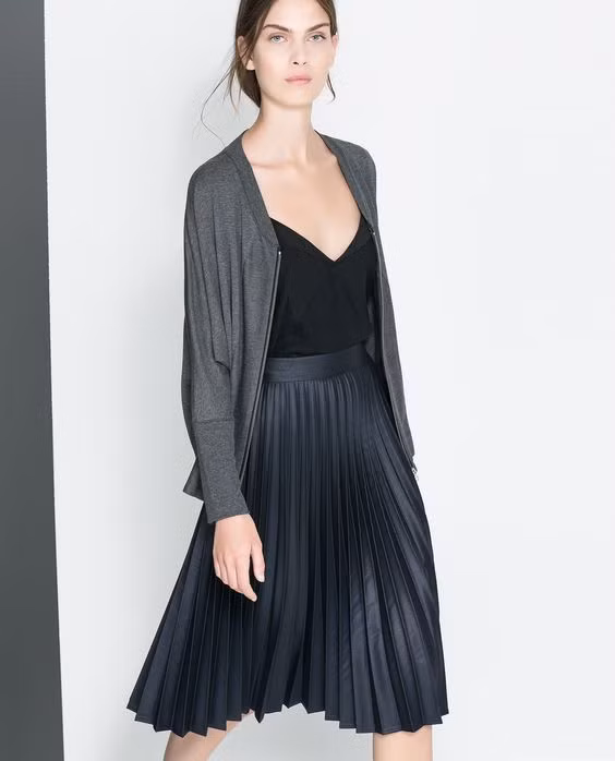 Túi xách mini. Nếu không muốn cồng kềnh khi đi làm thì bạn hãy thay những chiếc túi to bằng mẫu túi xách gọn nhẹ có màu sáng. Nó sẽ tạo điểm nhấn nhỏ để bạn có hình ảnh gọn gàng và hợp mốt hơn chốn công sở.