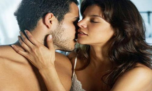 Thứ ba, trong quá khứ chăm làm việc nhà, nhưng sau đó đột nhiên ít khi làm việc nhà. Các thói quen sinh hoạt tự nhiên có thay đổi, tinh thần không tập trung làm việc. Ví dụ như trước ít ra ngoài nay lại tích cực đi tập thể dục, hay nhanh nhanh chóng chóng làm xong việc nhà rồi ngồi một mình bấm điện thoại.... 