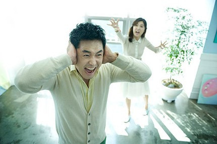 Tất cả những câu hỏi như vậy chỉ khiến người chồng thêm khó chịu, nó tạo một cảm giác người vợ không tin tưởng vào chồng mình. Cuộc hôn nhân như một nhà cấm túc với giám thị chính là người vợ. Chính sự bực bội, bí bách ấy sẽ dần đẩy người chồng vào con đường ngoại tình.