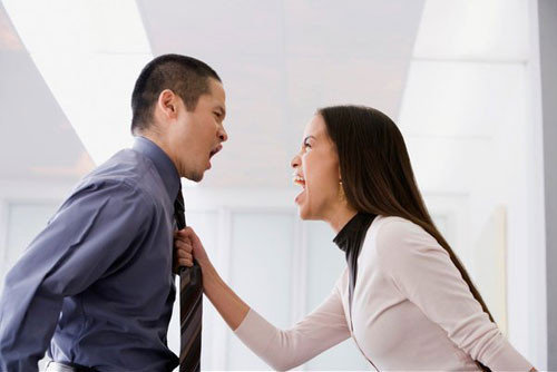 1, Anh xem anh A, anh B… mới mua nhà mới, mua xe mới… Những người đàn ông rất quan tâm đến năng lực của bản thân mình. Câu nói này sẽ hướng người đàn ông đến hai luồng suy nghĩ: Một là mình quá bất tài vô dụng, không thể đáp ứng được nhu cầu của vợ. Hai là vợ mình không quan tâm đến mình mà chỉ quan tâm đến tiền bạc vật chất. Do vậy, đây là một trong những câu nói cấm kỵ trong quan hệ vợ chồng.