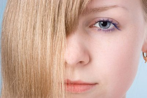 Propylene glycol. Đây là chất thường thấy trong dầu gội, dầu xả và nhiều loại mỹ phẩm khác. Nếu chúng tiếp xúc với da, có thể gây hiện tượng kích ứng, đỏ rát và nổi mụn. Sau một thời gian sử dụng các sản phẩm chăm sóc tóc mà bạn cảm thấy da đầu khô đi, da mặt mỏng và dễ khô rát, nứt nẻ hơn.