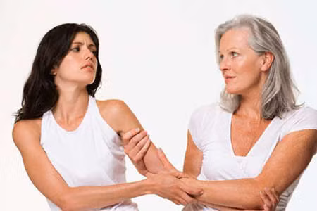 Năm là: Quan niệm về giá trị khác nhau Thông thường thời đại của mẹ chồng và nàng dâu là hai thời đại khác nhau. Có những vật, viêc rất cần thiết cho cuộc sống của vợ chồng bạn, nhưng những thứ đó lại không cần thiết ở thời đại của mẹ chồng bạn. Đương nhiên khi cả hai bất đồng quan điểm về vấn đề nào đó thì chính là lúc mâu thuẫn xảy ra. 