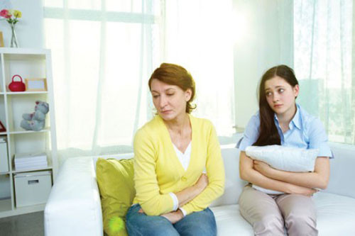 Ba là: Mẹ chồng coi thường gia đình con dâu Trong xã hội ngày nay ai cũng muốn con mình cưới được người tử tế, gia đình hai bên môn đăng hộ đối. Nhưng nếu gia đình nhà gái thua kém nhà trai quá xa đôi khi sẽ khiến mẹ chồng coi thường người nhà của con dâu. Việc này chắc chắn sẽ dẫn đến mâu thuẫn. 