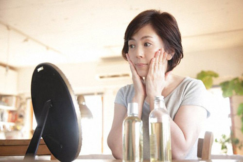 Bảy là: Mẹ chồng luôn khó tính về quan điểm làm đẹp Một người phụ nữ lớn tuổi thế hệ trước thường khá đơn giản trong cách ăn mặc và trang điểm. Đôi khi người mẹ chồng luôn thắc mắc tại sao cô con dâu lại bỏ ra rất nhiều tiền bạc, thời gian để trang điểm, ăn mặc đẹp chỉ để đi dạo phố? Trong vấn đề nay đôi khi người mẹ chồng chỉ quá xét nét cô con dâu mà quên đi thể diện của con trai mình.