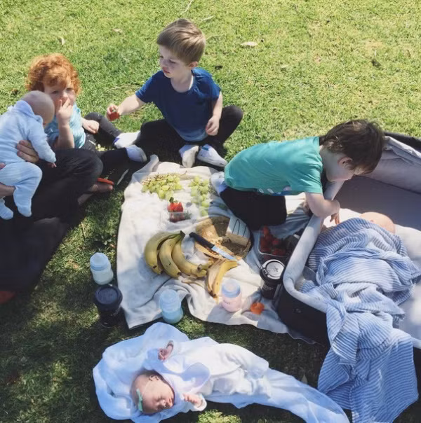 Cô cũng thường xuyên cho các con đi dã ngoại cùng nhau để cho các bé thấy rằng, không đứa nào bị bỏ quên và đều được hưởng bầu không khí gia đình ấm áp như nhau.