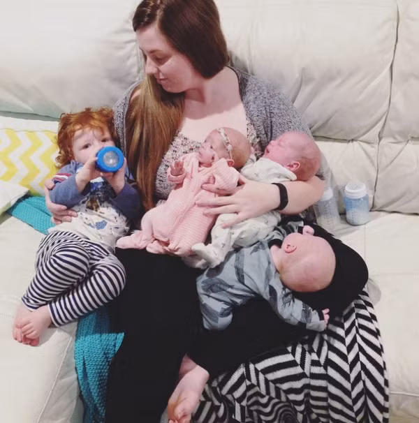 Dù có thêm 3 đứa trẻ nhưng Chloe không hề lơ là việc chăm sóc con lớn hơn. Cô chia sẻ tình yêu đồng đều cho cả 6 đứa.