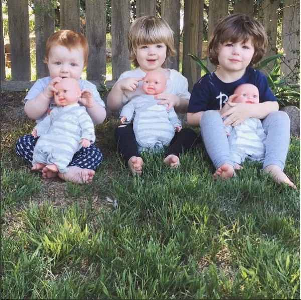 Chloe đã nhanh chóng sắm cho 3 đứa trẻ 3 con búp bê giống hệt nhau trước khi em chúng ra đời. Chloe tin rằng, cách này sẽ làm cho 3 con đỡ bỡ ngỡ hơn khi đón các thành viên mới.