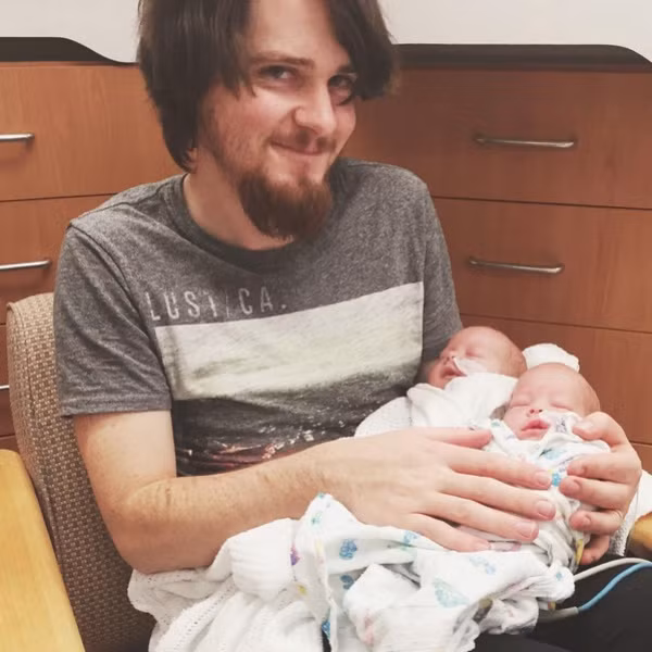 Còn trẻ tuổi nhưng đã có 6 đứa con vì thế mẹ trẻ luôn nhờ đến những người thân trong gia đình giúp đỡ trông em bé để tạo không gian riêng cho mình.