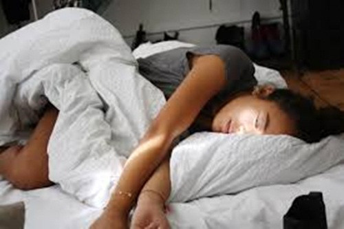 Tuy nhiên, đó cũng có thể là dấu hiệu của nhiễm trùng hoặc cấc căn bệnh viêm phổi, nặng hơn là một loại ung thư máu (hạch). Nếu việc thức giấc diễn ra thường xuyên bạn cần kiểm tra y tế ngay.