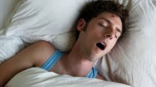 Ngưng thở khi ngủ. Khi đang ngủ sâu và rất ngon nhưng đột nhiên thức giấc thì có thể đó là triệu chứng của bệnh này. Giảm cân, bỏ thuốc lá và giảm rượu có thể giúp giải quyết vấn đề.
