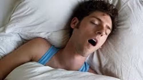 Ngưng thở khi ngủ. Khi đang ngủ sâu và rất ngon nhưng đột nhiên thức giấc thì có thể đó là triệu chứng của bệnh này. Giảm cân, bỏ thuốc lá và giảm rượu có thể giúp giải quyết vấn đề.