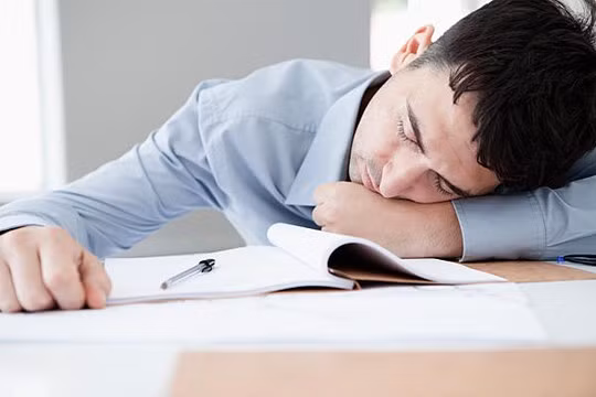 Nếu bạn tăng thời gian ngủ trưa lên 45-90 phút thì thực sự nó sẽ tác động xấu đến sức khỏe. Nó gây ra cảm giác khó chịu hơn cả lúc chưa ngủ. Cơ thể bạn sẽ bị mệt mỏi, đờ đẫn và nhức đầu do các cơ quan trong cơ thể đang ngủ, chưa kịp dậy để làm việc.