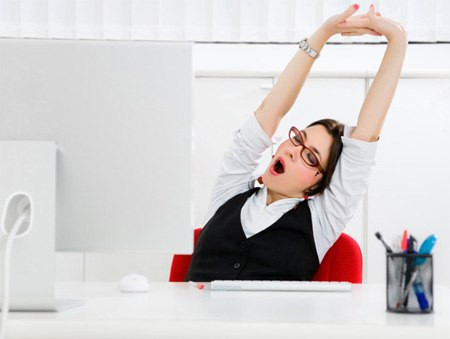 Sau khi ngủ dậy cũng không nên đứng dậy ngay mà hãy dành khoảng 1-3 phút để đầu óc tỉnh táo hẳn rồi mới bắt tay vào công việc.