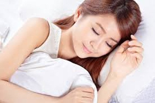 Giấc ngủ quá dài vào ban ngày gọi là chứng ngủ rũ. Bạn sẽ bị gật gù cả ngày, đặc biệt vào những thời điểm như đang làm việc. Ngủ quá nhiều còn liên quan với bệnh tuyến giáp, bệnh thận và bệnh gan, trầm cảm và sa sút trí tuệ.