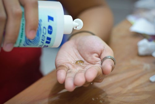 Không làm sạch hàng ngày. Không chỉ là vi khuẩn mà còn bụi bẩn và nó sẽ dẫn đến viêm kết mạc nghiêm trọng. Hãy khử trùng kính áp tròng hàng ngày với đồ chuyên dụng để ngăn không cho mắt bị viêm.