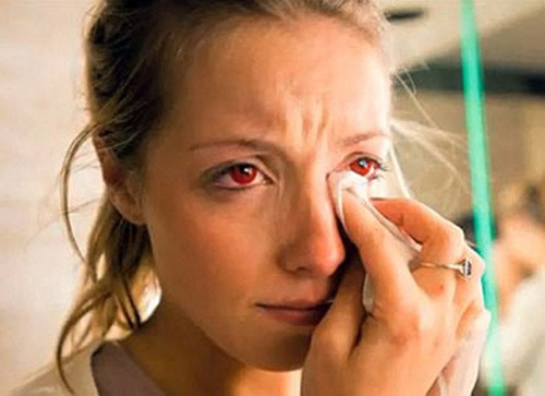 Ngậm kính vào miệng. Miệng có nhiều vi khuẩn hơn so với mắt bạn. Do vậy hãy nghĩ lại nếu như có ý định rửa nó bằng nước bọt.