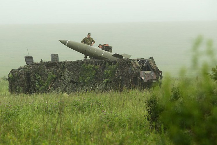 Trong trạng thái di chuyển, các tên lửa sẽ được xếp gọn bên trong thùng xe. Mỗi xe phóng BAZ-5921 chỉ có thể mang theo được một quả tên lửa BAZ-5921.