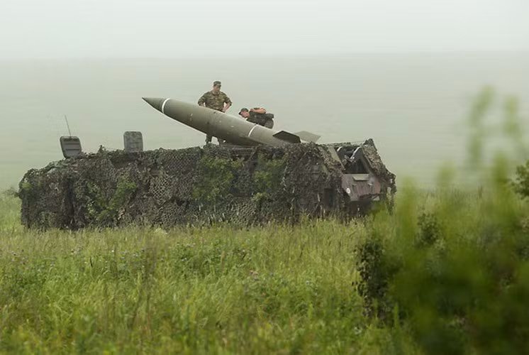 Trong trạng thái di chuyển, các tên lửa sẽ được xếp gọn bên trong thùng xe. Mỗi xe phóng BAZ-5921 chỉ có thể mang theo được một quả tên lửa BAZ-5921.