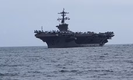 Tàu sân bay USS Theodore Roosevelt (CVN-71) thuộc lớp Nimitz chạy bằng năng lượng hạt nhân, có độ giãn nước toàn tải hơn 117.000 tấn. Tàu dài khoảng 332 m, có thể mang theo tổng cộng 90 máy bay bao gồm nhiều loại khác nhau. Trong chuyến thăm lần này, ngoài biên đội tàu sân bay USS Theodore Roosevelt còn có liên đội máy bay số 11 của Không quân Hải quân Mỹ trên tàu sân bay.