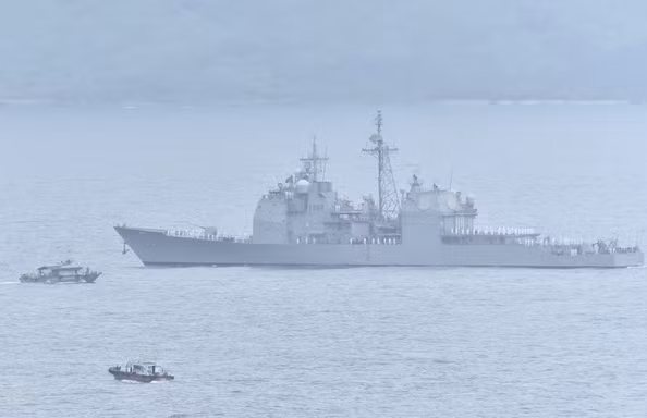 Cùng biên đội tàu sân bay là tuần dương hạm USS Bunker Hill (CG-52), lớp Ticonderoga, hộ tống cho USS Theodore Roosevelt.