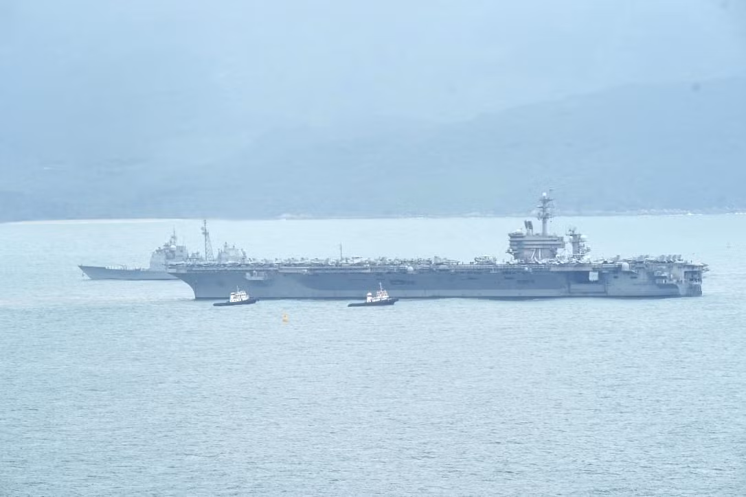 Đại sứ Mỹ tại Việt Nam Daniel Kritenbrink, Chỉ huy Hạm đội Thái Bình Dương của Mỹ John C. Aquilino cùng Tướng lãnh sự Marie Damour đại diện cho phía phái đoàn Mỹ tham gia buổi lễ đón nhóm tác chiến tàu sân bay USS Theodore Roosevelt tại Đà Nẵng.