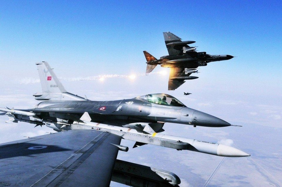 Một điều không thể bàn cãi đó là, sức mạnh quân sự của Thổ Nhĩ Kỳ cao hơn đáng kể so với Syria; nhưng Thổ Nhĩ Kỳ hiện đang phải căng sức chiến đấu trên nhiều mặt trận và đối mặt với kẻ thù ở mọi phía, nên sức mạnh bị phân tán.