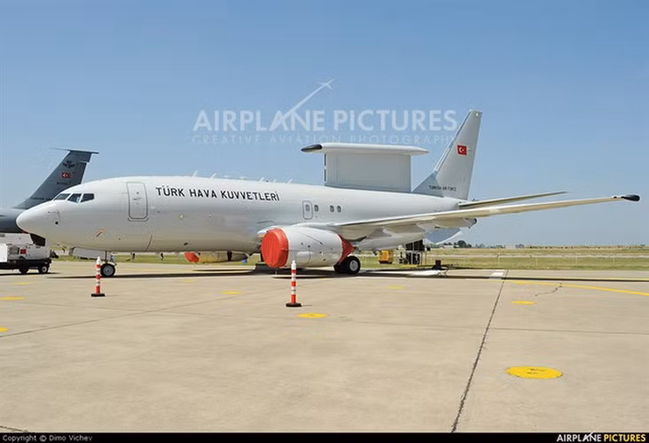 Để mang lại sự tự tin cho Ankara, máy bay E-737 được trang bị hệ thống radar mạng pha chủ động đa năng cho phép trinh sát đồng thời trên không, trên biển với tầm tối đa 600km.