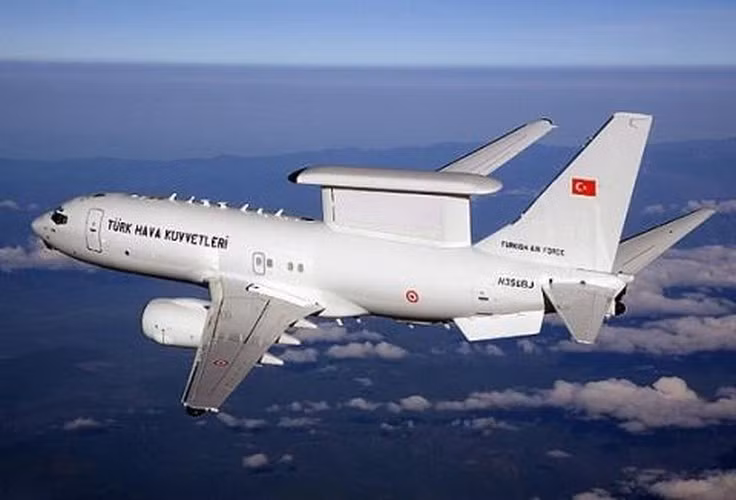 Sau một thời gian dài chậm tiến độ, chiếc E-737-700 đầu tiên đã được bàn giao cho Không quân Thổ Nhĩ Kỳ vào ngày 31/1/2014, chiếc thứ 2 bàn giao ngày 2/5/2014, chiếc thứ 3 được bàn giao vào ngày 4/9/2014 và chiếc cuối cùng được bàn giao vào tháng 12/2015.