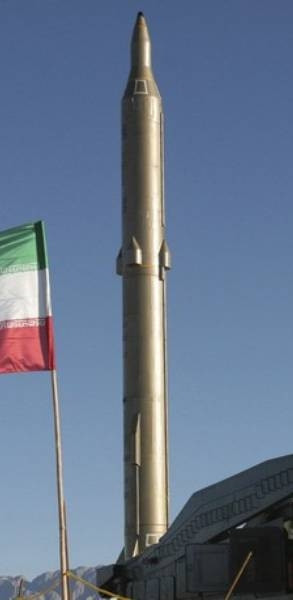 Ở phạm vi tấn công này, tên lửa Sejjil-1 có thể mang một đầu đạn nặng tới 750 kg tấn công vào lãnh thổ Israel và thậm chí cả các khu vực Đông Nam châu Âu và đương nhiên có thể với tới mọi căn cứ của Mỹ trong khu vực. Người ta tin rằng, với những tiến bộ vượt bậc về công nghệ, một ngày nào đó nó có thể mang một đầu đạn hạt nhân.