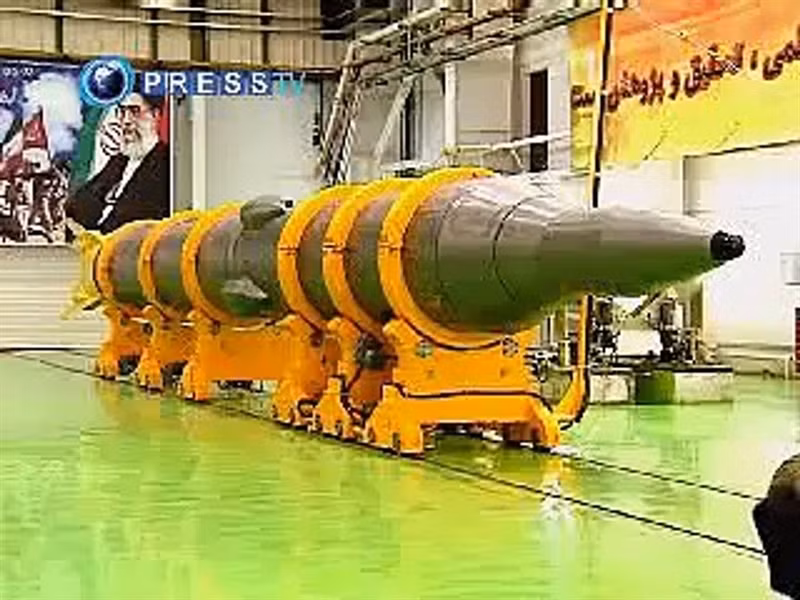 Cùng với đó, Thiếu tướng Amir Hajizadeh cũng tuyên bố rằng, với kho tên lửa hiện có của mình, Tehran thừa sức tấn công vào bất kỳ căn cứ nào của Mỹ nếu xảy ra xung đột. Theo vị tướng này, hiện trong kho tên lủa Iran đang sở hữu Qiam-1, tên lửa Shahab và nhiều loại tên lửa khác nhưng Sejjil-1 và Sejjil-2 mới là đáng sợ nhất. Sejjil-1 là tên lửa đạn đạo tầm trung hai tầng, Iran lần đầu tiên thử nghiệm vào năm 2008.