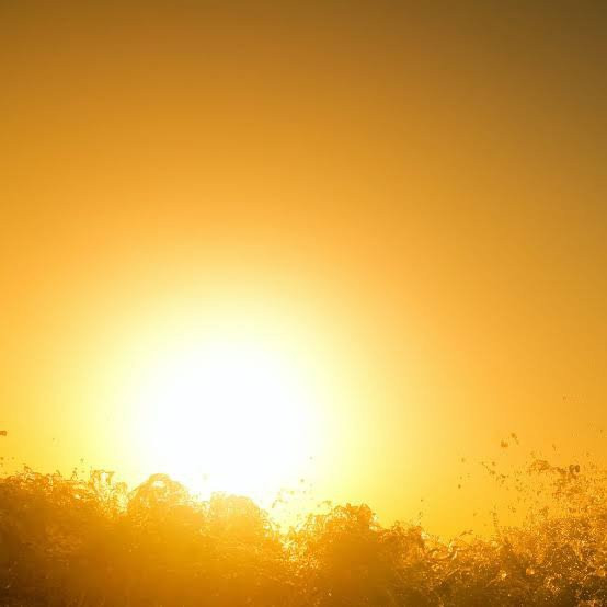 Khoảng cách ngày càng lớn này có hai nguyên nhân chính. Một là Mặt trời bị mất khối lượng.