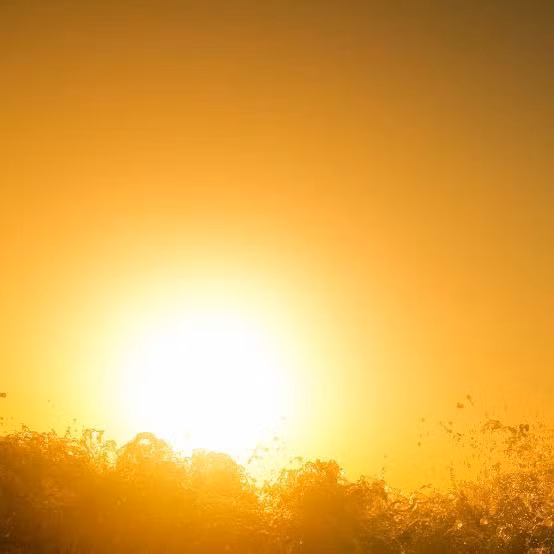 Khoảng cách ngày càng lớn này có hai nguyên nhân chính. Một là Mặt trời bị mất khối lượng.