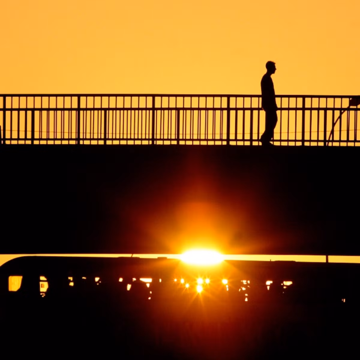 Tuy nhiên, các lực thủy triều này có tác động rất yếu. Chúng khiến Trái đất di chuyển ra xa Mặt trời khoảng 0,0001 inch (0,0003 cm) mỗi năm, DiGiorgio tính toán.