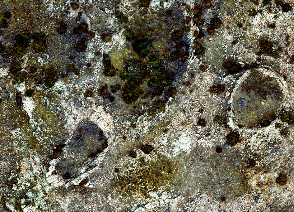 Sau khi phát hiện ra những miệng hố núi lửa đầu tiên, nhóm nghiên cứu ban đầu nghi ngờ rằng, chúng nằm trong một cánh đồng có nhiều miệng núi lửa, được hình thành do sự vỡ vụn của một tiểu hành tinh từ trên bầu khí quyển. Tuy nhiên, với việc phát hiện ngày càng nhiều miệng núi lửa trên một diện tích rộng, cách giải thích này đã bị loại trừ.