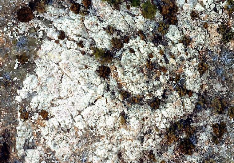 Tất cả các miệng núi lửa thứ cấp được tìm thấy cho đến nay đều nằm cách miệng hố sơ cấp lớn khoảng 150-200 km và được hình thành bởi các khối đá phun ra từ miệng núi lửa này có kích thước 4-8m va vào bề mặt địa chất khu vực xung quanh với tốc độ 700-1000 m/s. 