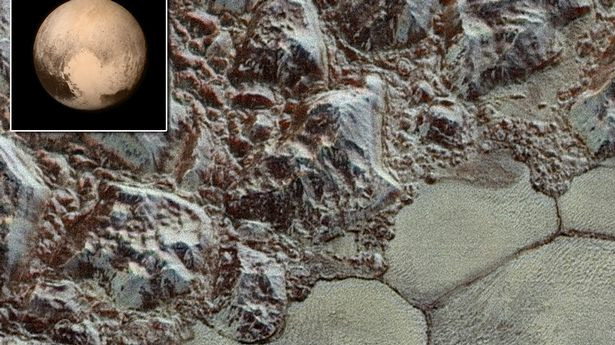 Theo một nghiên cứu mới trên tạp chí Nature Communications, quan sát được thực hiện bằng cách phân tích hình ảnh được chụp bởi tàu vũ trụ New Horizons của NASA, cho thấy bên trong Sao Diêm Vương nóng hơn nhiều so với suy nghĩ trước đây.