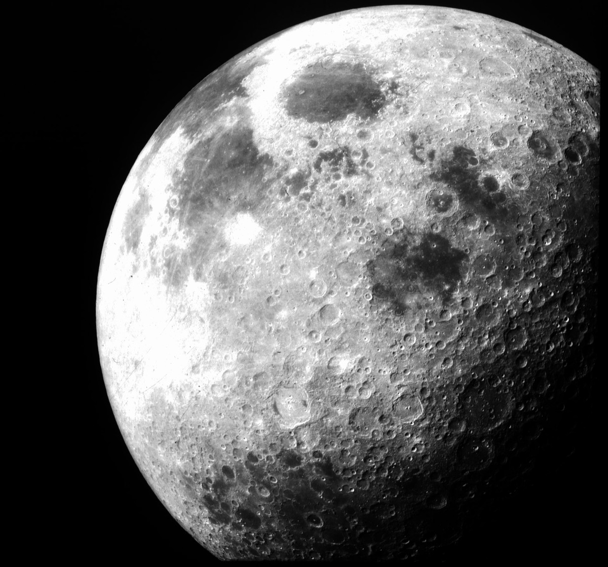 Theo Liên minh Thiên văn Quốc tế, hơn 9.000 miệng hố có thể nhìn thấy nhờ vào hàng loạt tác động của các thiên thạch, tiểu hành tinh và sao chổi trong hàng tỷ năm qua.