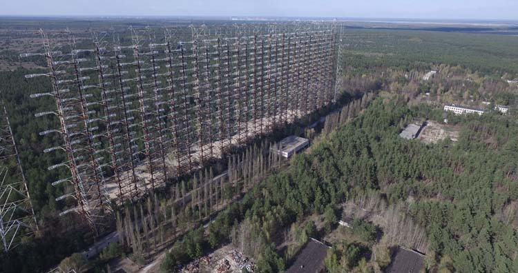 Shiey, một Youtuber tại Mỹ được biết đến với nhiều lần ghé thăm Chernobyl. Anh ta đã đi đến khu vực nguy hiểm này, khám phá các tòa nhà tồi tàn, và dành một đêm trong một căn hộ trống. Anh ta thậm chí còn leo lên radar Duga, một thiết bị khổng lồ từ thời Liên Xô.