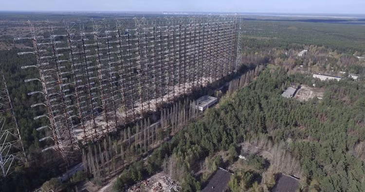 Shiey, một Youtuber tại Mỹ được biết đến với nhiều lần ghé thăm Chernobyl. Anh ta đã đi đến khu vực nguy hiểm này, khám phá các tòa nhà tồi tàn, và dành một đêm trong một căn hộ trống. Anh ta thậm chí còn leo lên radar Duga, một thiết bị khổng lồ từ thời Liên Xô.