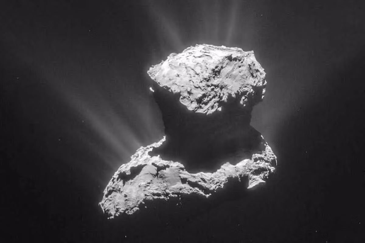 Còn Sao chổi 67P / Churyumov-Gerasimenko nổi tiếng với hình dạng giống một con vịt cao su. Springmann nói rằng sao chổi này có những hình dạng kỳ lạ không chỉ vì kích thước của chúng, mà còn vì chúng được tạo thành phần lớn từ băng (cả băng nước và các loại băng khác). 