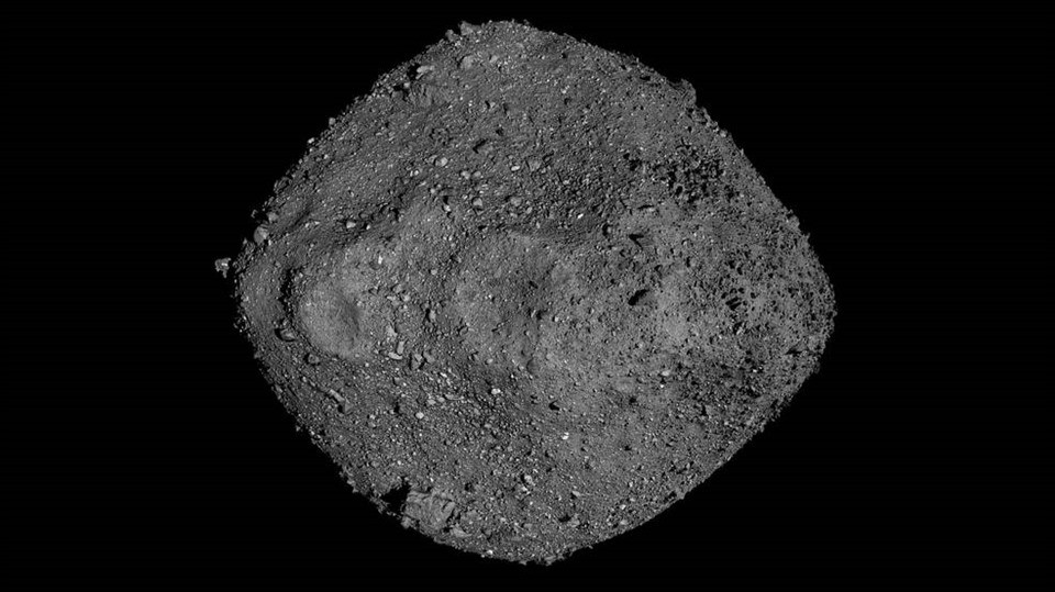 Trong khi đó, các tiểu hành tinh Bennu và Ryugu có hình dạng gần như kim cương chứ không phải hình tròn. Hình dạng của chúng là kết quả của cấu tạo địa chất. Bennu và Ryugu "là đống gạch vụn", Springmann nói. "Chúng chỉ là những đống sỏi." Hai tiểu hành tinh này cực kỳ xốp và được giữ bằng các lực khác ngoài trọng lực hoặc lực ma sát, chẳng hạn như lực van der Waals yếu. Lực van der Waals tác dụng lên chính các hạt, thu hút các hạt riêng lẻ lại với nhau.