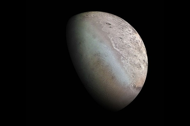 Bề mặt của nó chủ yếu là nitơ đóng băng, và lớp vỏ của nó được làm từ băng nước, và nó có một lớp phủ băng giá. Vâng, đây là một thế giới lạnh lẽo, lạnh lẽo. Nhưng bất chấp điều đó, nó dường như nhận được một số nhiệt được tạo ra bởi lực thủy triều (ma sát hấp dẫn giữa Triton và Hải Vương tinh), và điều đó có thể giúp làm ấm nước và làm phát sinh sự sống thông qua bất kỳ sinh vật nào có thể tồn tại trên Mặt trăng. 