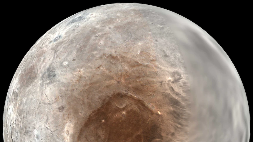 Bộ ba nhà nghiên cứu tại Đại học Purdue đã phát triển một lý thuyết mới để giải thích tại sao mặt trăng Charon của sao Diêm Vương lại có cực bắc màu đỏ.