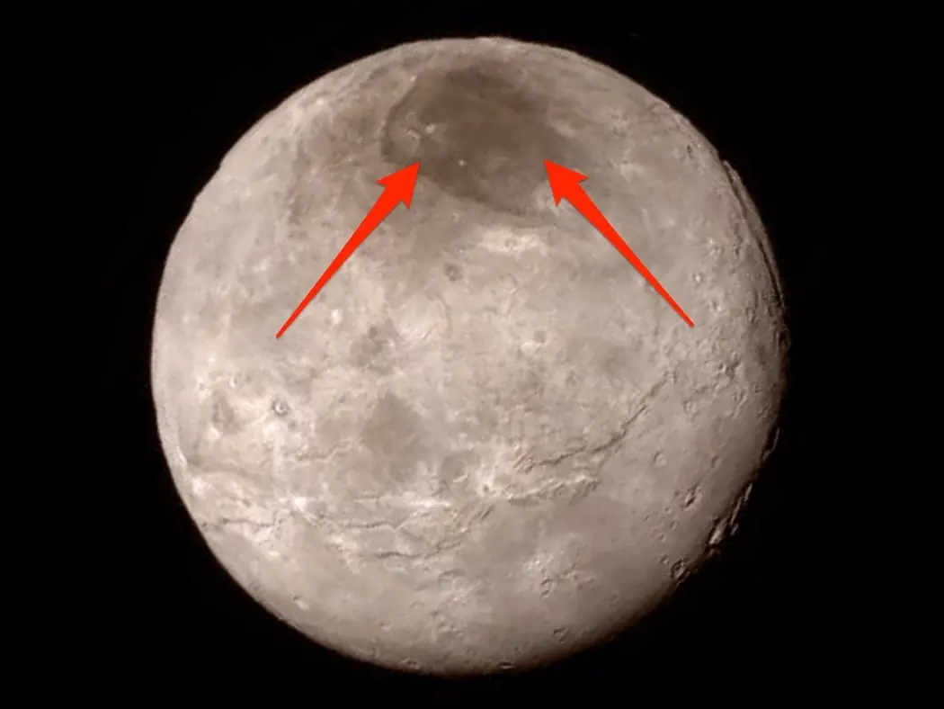 Họ phát hiện ra rằng, khoảng 1000 tỷ tấn khí có thể đã đến cực bắc — quá đủ để tạo ra một vùng cực bắc màu đỏ cho mặt trăng Charon của sao Diêm Vương.