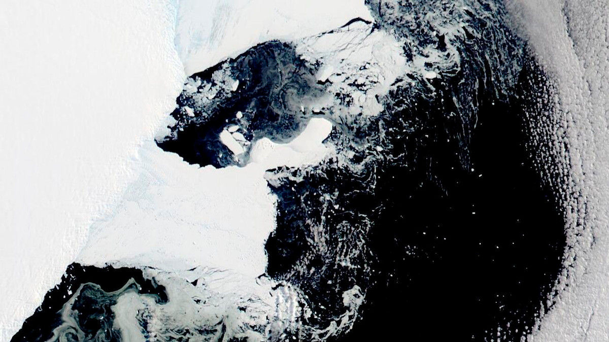 Nhà khoa học hành tinh của NASA, Catherine Colello Walker đã suy đoán trên Twitter rằng, sức nóng do một sự kiện dòng đối lưu nhiệt trong khí quyển gần đây mang lại đã góp phần vào sự sụp đổ đột ngột của thềm băng.